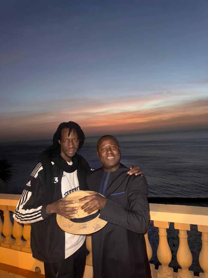 Mamadou Sabaly mit seinem Herzensbruder und Schamanen Khadim im Senegal